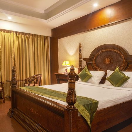 Treebo Trend Grand Plaza Nampally Hyderabad Esterno foto
