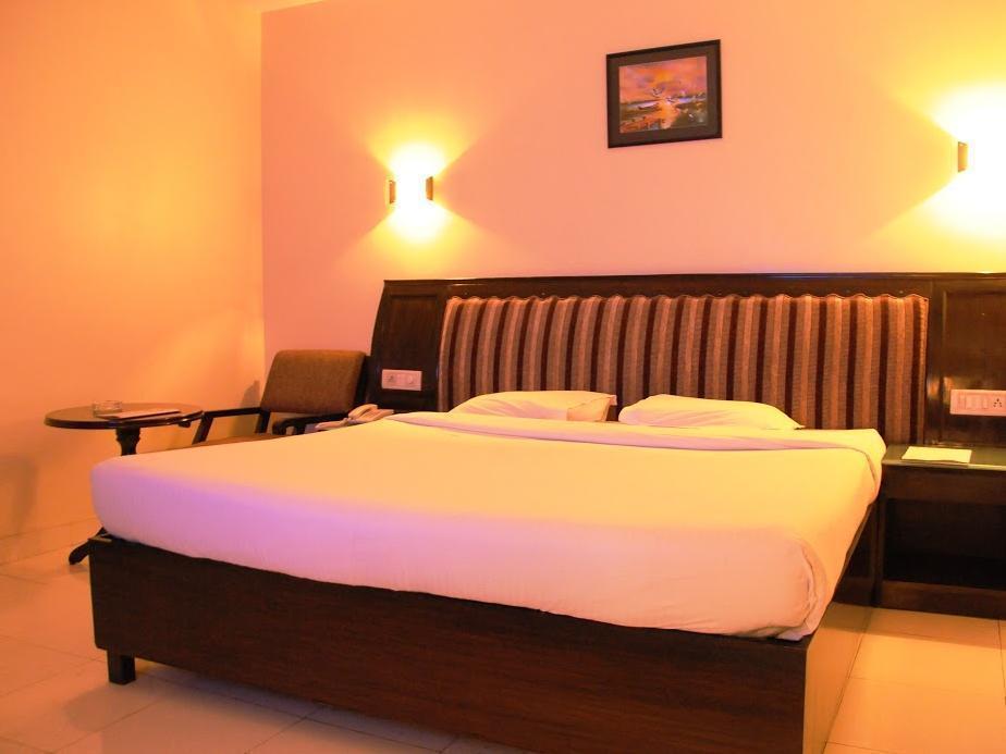 Treebo Trend Grand Plaza Nampally Hyderabad Esterno foto