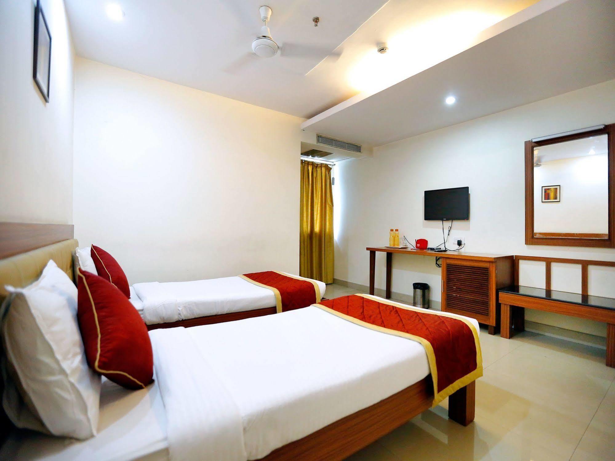 Treebo Trend Grand Plaza Nampally Hyderabad Esterno foto