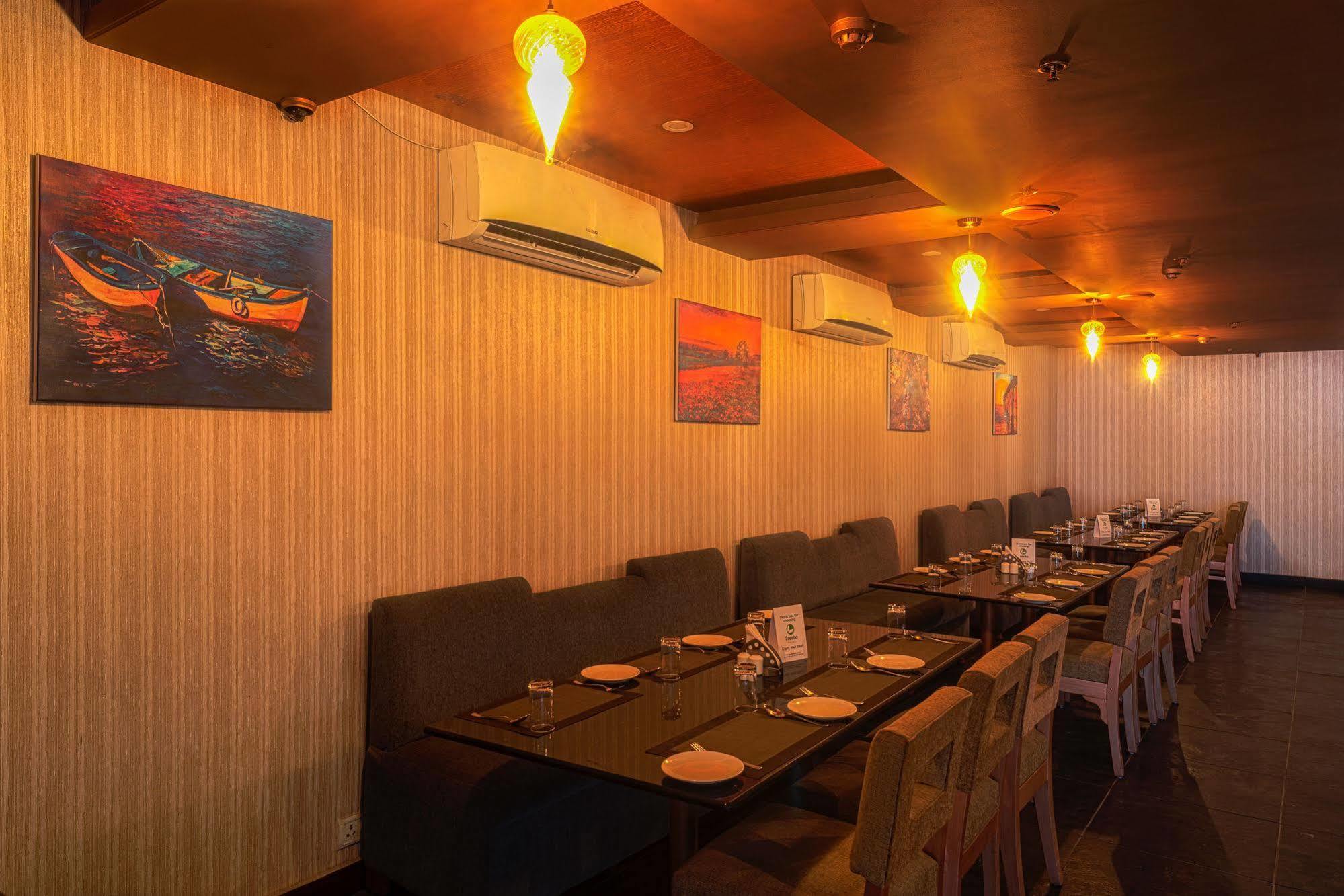 Treebo Trend Grand Plaza Nampally Hyderabad Esterno foto